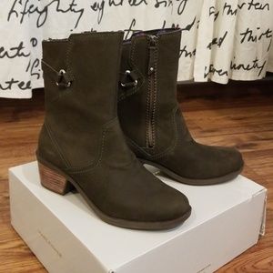 Teva boot  mid calf